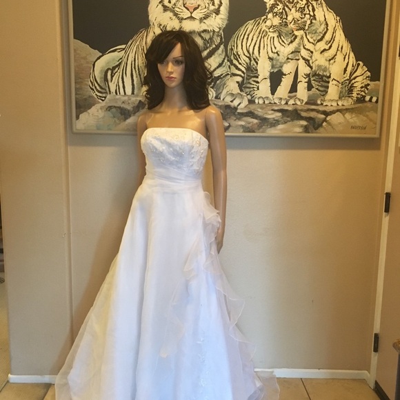 NWT David’s Bridal wedding dress SZ 4 white color - Picture 5 of 8